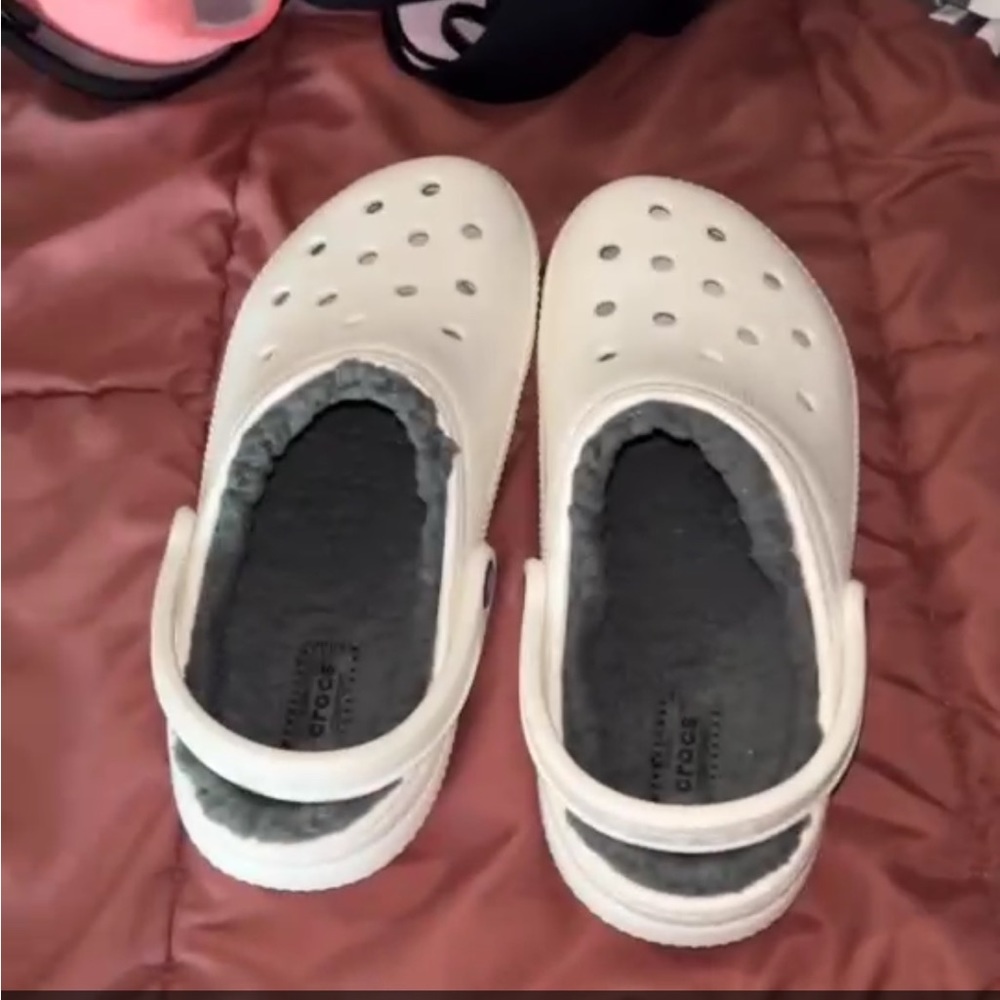 Size 7 White fuzzy inside Crocs